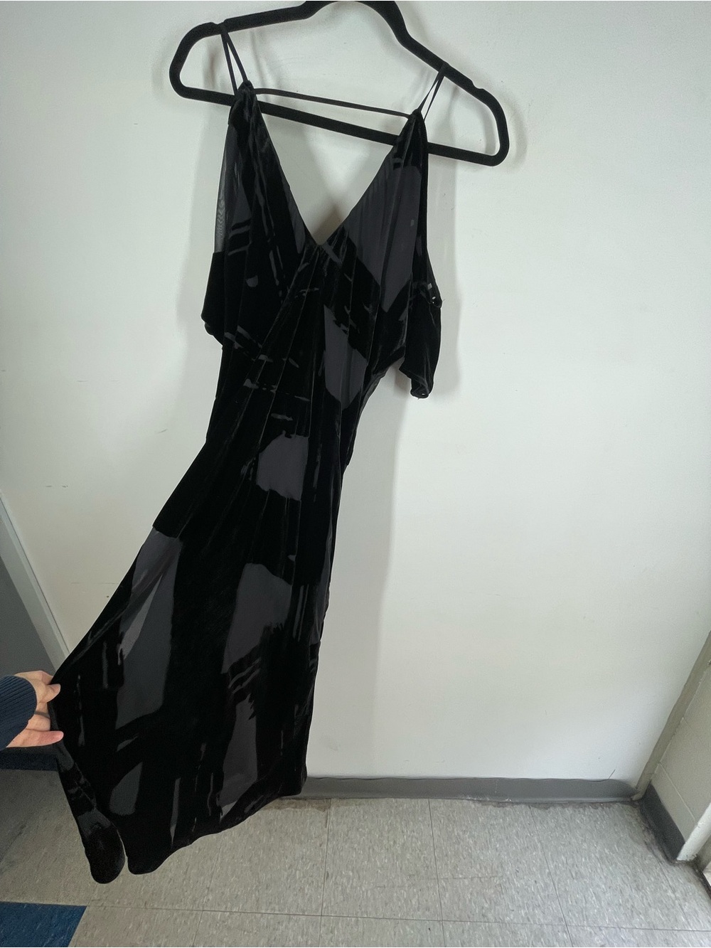Trina Turk Black Silk Blend Cold Shoulder V Neck Midi Dress Size 0 Quiet Luxury - Picture 11 of 16